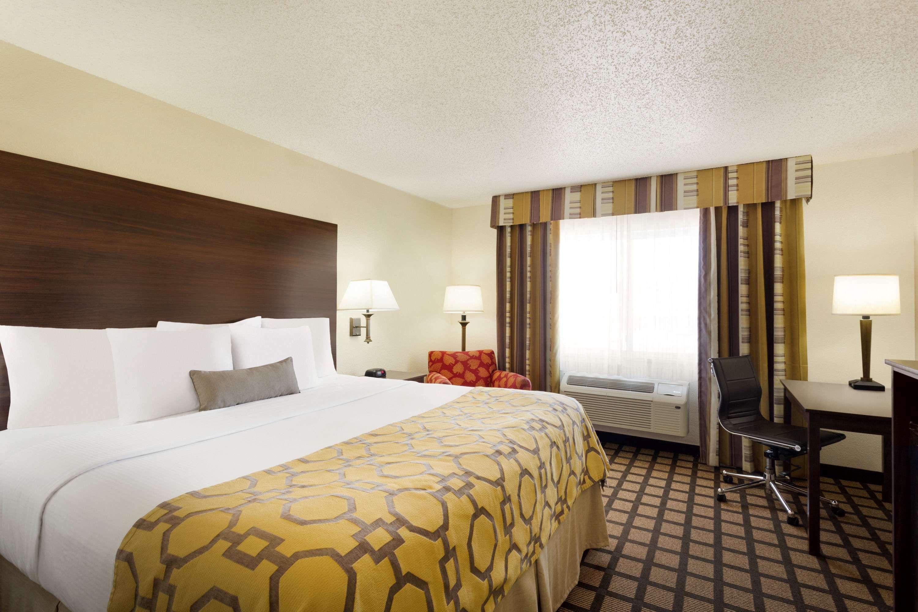 Hotel Baymont By Wyndham Salina Exterior foto