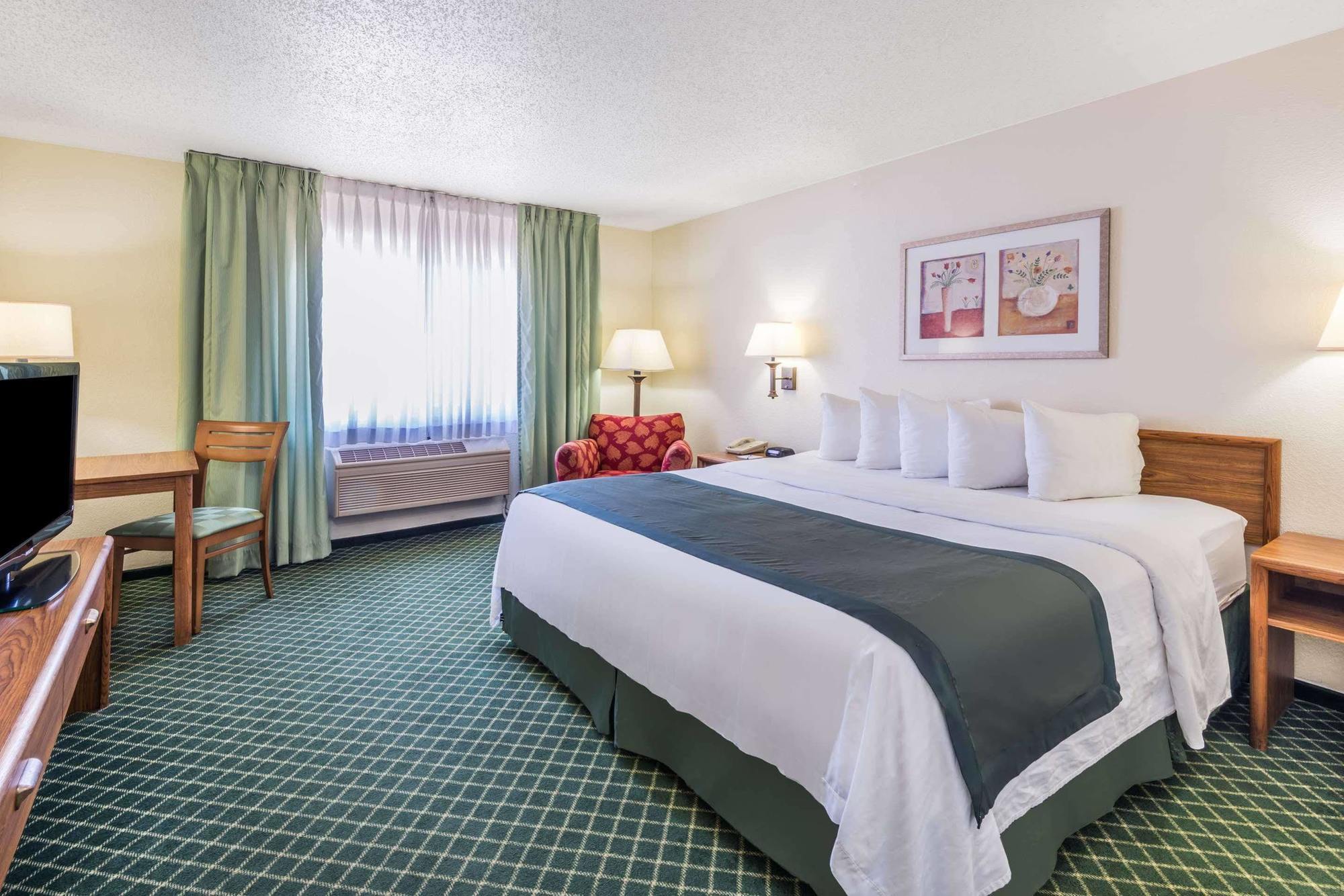Hotel Baymont By Wyndham Salina Exterior foto